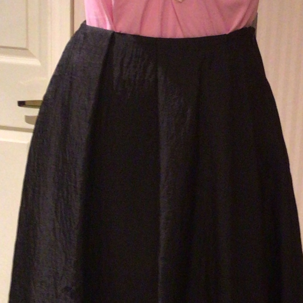 NWOT Hidden side pockets Black lined large pleated taffeta like skirt - Picture 2 of 9